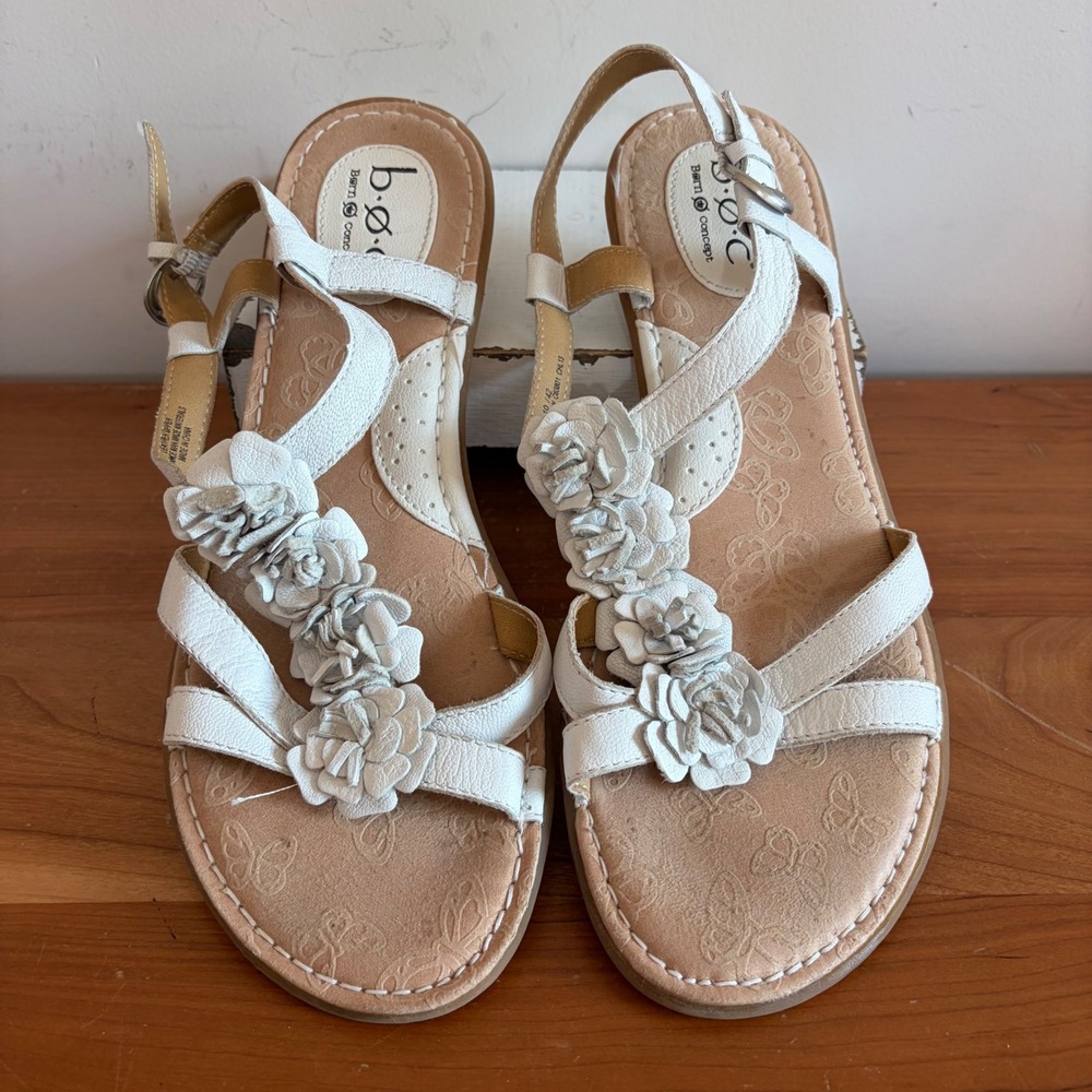 B.O.C. Born Concept Women White Leather Floral T-Strap Flat Sandals 10 C63801